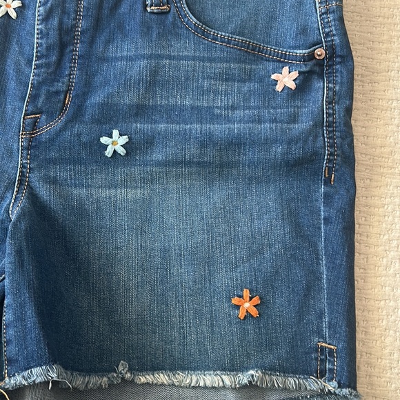 Mid Rise Flower Short - Picture 2 of 5